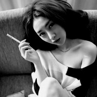 吸烟女生黑白头像_www.qqtu8.net